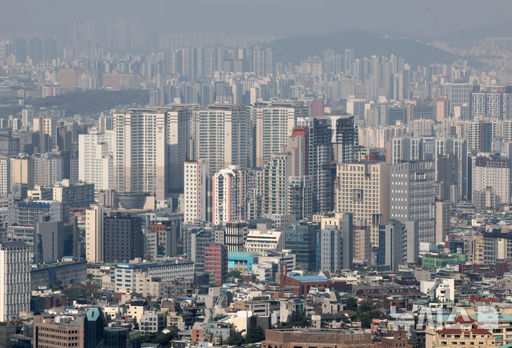 [서울=뉴시스] 배훈식 기자 = 서울 중구 남산에서 바라본 도심 아파트 모습. 2026.04.19. dahora83@newsis.com