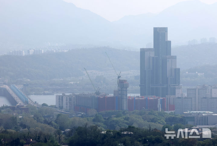 [서울=뉴시스] 배훈식 기자 = 서울 민간아파트 3.3㎡(1평)당 분양 가격이 약 5489만원으로 두 달만에 최고치를 경신했다. 사진은 19일 오후 서울 중구 남산에서 바라본 도심 신축 아파트 공사 현장 모습. 2026.04.19. dahora83@newsis.com