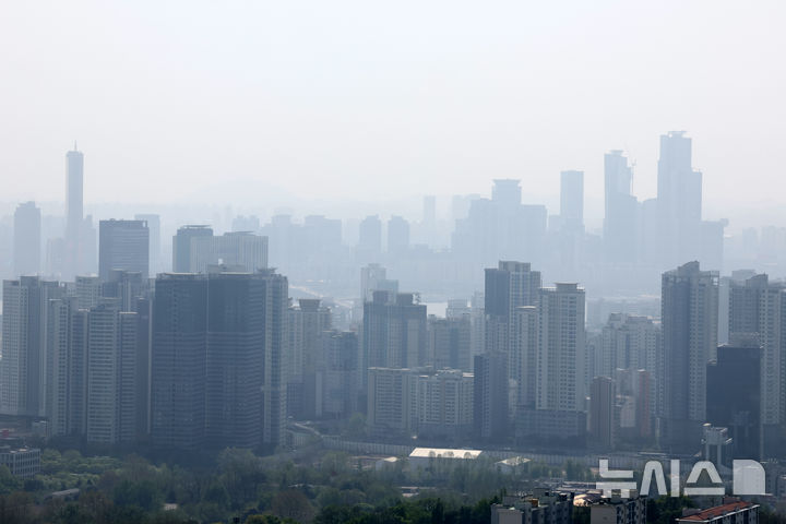 [서울=뉴시스] 배훈식 기자 = 사진은 19일 오후 서울 중구 남산에서 바라본 도심 아파트 모습. 2026.04.19. dahora83@newsis.com