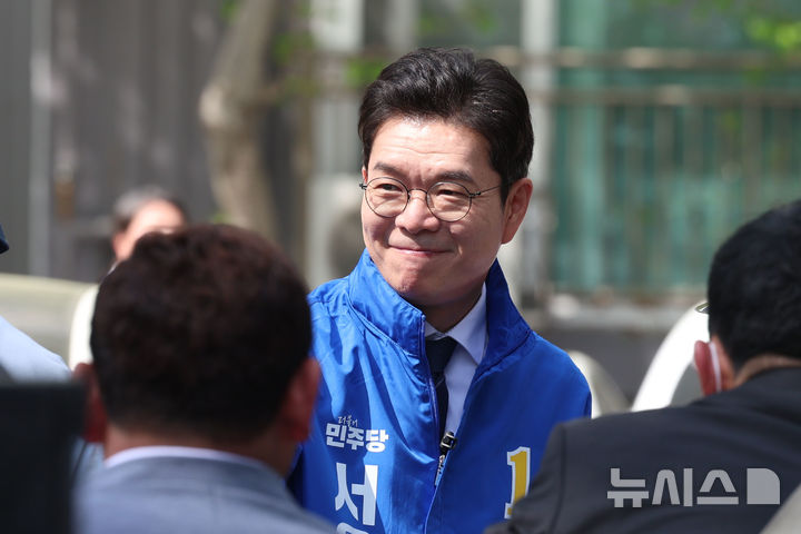 [서울=뉴시스] 권창회 기자 = 정원오 더불어민주당 서울시장 후보가 19일 서울 노원구 불암산 나비정원에서 열린 2026 불암산 철쭉제를 찾아 시민들과 인사하고 있다. 2026.04.19. kch0523@newsis.com