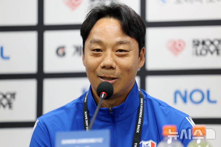 OGFC 대 수원삼성 레전드 경기 전 기자회견에서 소감을 밝히는 염기훈
