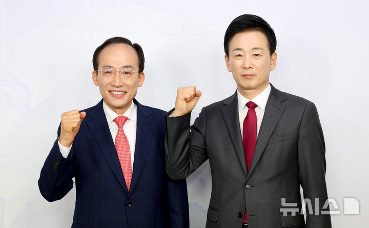 [대구=뉴시스] 이무열 기자 = 19일 대구 중구 매일신문사 스튜디오에서 열린 '제9회 전국동시지방선거 국민의힘 대구광역시장 경선 비전토론회'에서 유영하(오른쪽) 후보와 추경호 후보가 토론회 시작에 앞서 기념촬영을 하고 있다. lmy@newsis.com