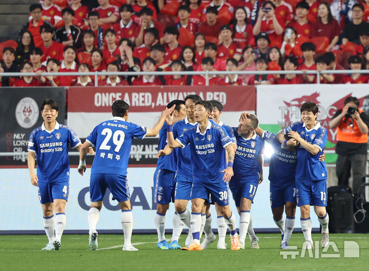 [수원=뉴시스] 조성우 기자 = 19일 경기 수원시 팔달구 수원월드컵경기장에서 열린 OGFC(더 오리지널 FC) 대 K리그2 수원삼성 레전드의 경기, 수원삼성 산토스가 선제골을 넣은 뒤 기쁨을 나누고 있다. OGFC는 축구 콘텐츠·이벤트 제작사 '슛포러브'의 기획으로 탄생한 신생 독립 구단으로, 선수들이 현역 시절 기록했던 커리어 하이 승률 73% 돌파를 목표로 한다. 2026.04.19. xconfind@newsis.com