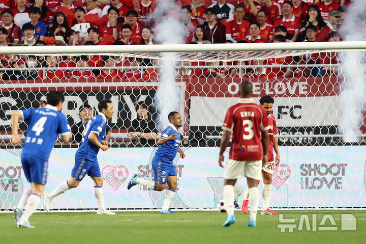 [수원=뉴시스] 조성우 기자 = 19일 경기 수원시 팔달구 수원월드컵경기장에서 열린 OGFC(더 오리지널 FC) 대 K리그2 수원삼성 레전드의 경기, 수원삼성 산토스가 선제골을 넣고 기뻐하고 있다. OGFC는 축구 콘텐츠·이벤트 제작사 '슛포러브'의 기획으로 탄생한 신생 독립 구단으로, 선수들이 현역 시절 기록했던 커리어 하이 승률 73% 돌파를 목표로 한다. 2026.04.19. xconfind@newsis.com