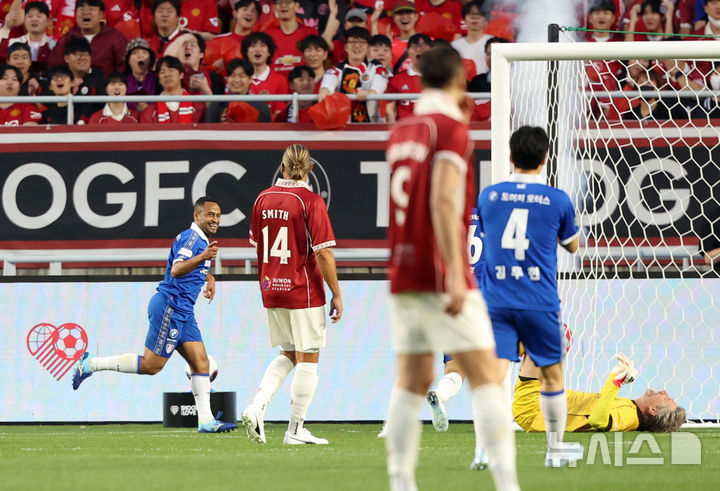 [수원=뉴시스] 조성우 기자 = 19일 경기 수원시 팔달구 수원월드컵경기장에서 열린 OGFC(더 오리지널 FC) 대 K리그2 수원삼성 레전드의 경기, 수원삼성 산토스가 선제골을 넣고 기뻐하고 있다.OGFC는 축구 콘텐츠·이벤트 제작사 '슛포러브'의 기획으로 탄생한 신생 독립 구단으로, 선수들이 현역 시절 기록했던 커리어 하이 승률 73% 돌파를 목표로 한다. 2026.04.19. xconfind@newsis.com