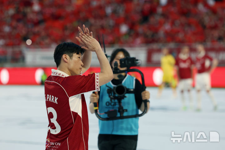 [수원=뉴시스] 조성우 기자 = 19일 경기 수원시 팔달구 수원월드컵경기장에서 열린 OGFC(더 오리지널 FC) 대 K리그2 수원삼성 레전드의 경기, OGFC 박지성이 그라운드에 입장하고 있다. OGFC는 축구 콘텐츠·이벤트 제작사 '슛포러브'의 기획으로 탄생한 신생 독립 구단으로, 선수들이 현역 시절 기록했던 커리어 하이 승률 73% 돌파를 목표로 한다. 2026.04.19. xconfind@newsis.com