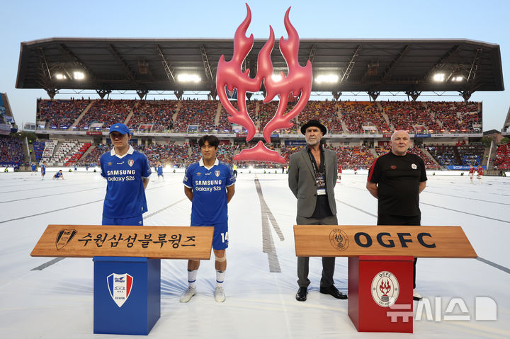 [수원=뉴시스] 조성우 기자 = 19일 경기 수원시 팔달구 수원월드컵경기장에서 열린 OGFC(더 오리지널 FC) 대 K리그2 수원삼성 레전드의 경기, 수원삼성 서정원(왼쪽 두 번째) 감독과 신영록 코치, OGFC 에린 칸토나(오른쪽 두 번째) 감독과 마이클 펠란 코치가 기념촬영하고 있다. OGFC는 축구 콘텐츠·이벤트 제작사 '슛포러브'의 기획으로 탄생한 신생 독립 구단으로, 선수들이 현역 시절 기록했던 커리어 하이 승률 73% 돌파를 목표로 한다. 2026.04.19. xconfind@newsis.com