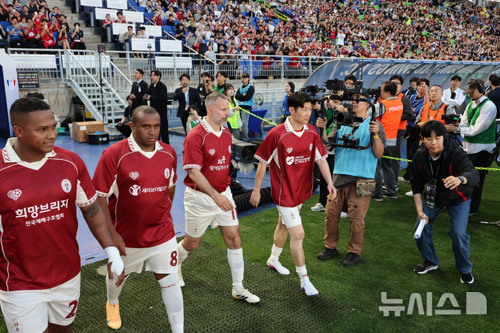 [수원=뉴시스] 조성우 기자 = 19일 경기 수원시 팔달구 수원월드컵경기장에서 열린 OGFC(더 오리지널 FC) 대 K리그2 수원삼성 레전드의 경기, OGFC 박지성이 동료들과 그라운드에 입장하고 있다. OGFC는 축구 콘텐츠·이벤트 제작사 '슛포러브'의 기획으로 탄생한 신생 독립 구단으로, 선수들이 현역 시절 기록했던 커리어 하이 승률 73% 돌파를 목표로 한다. 2026.04.19. xconfind@newsis.com