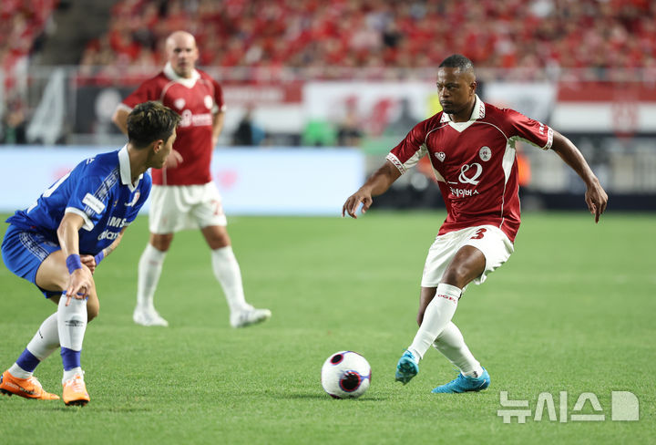 [수원=뉴시스] 조성우 기자 = 19일 경기 수원시 팔달구 수원월드컵경기장에서 열린 OGFC(더 오리지널 FC) 대 K리그2 수원삼성 레전드의 경기, OGFC 파트리스 에브라가 패스하고 있다.OGFC는 축구 콘텐츠·이벤트 제작사 '슛포러브'의 기획으로 탄생한 신생 독립 구단으로, 선수들이 현역 시절 기록했던 커리어 하이 승률 73% 돌파를 목표로 한다. 2026.04.19. xconfind@newsis.com
