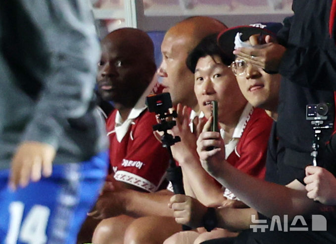 [수원=뉴시스] 조성우 기자 = 19일 경기 수원시 팔달구 수원월드컵경기장에서 열린 OGFC(더 오리지널 FC) 대 K리그2 수원삼성 레전드의 경기, OGFC 박지성이 벤치에서 경기를 지켜보고 있다.OGFC는 축구 콘텐츠·이벤트 제작사 '슛포러브'의 기획으로 탄생한 신생 독립 구단으로, 선수들이 현역 시절 기록했던 커리어 하이 승률 73% 돌파를 목표로 한다. 2026.04.19. xconfind@newsis.com