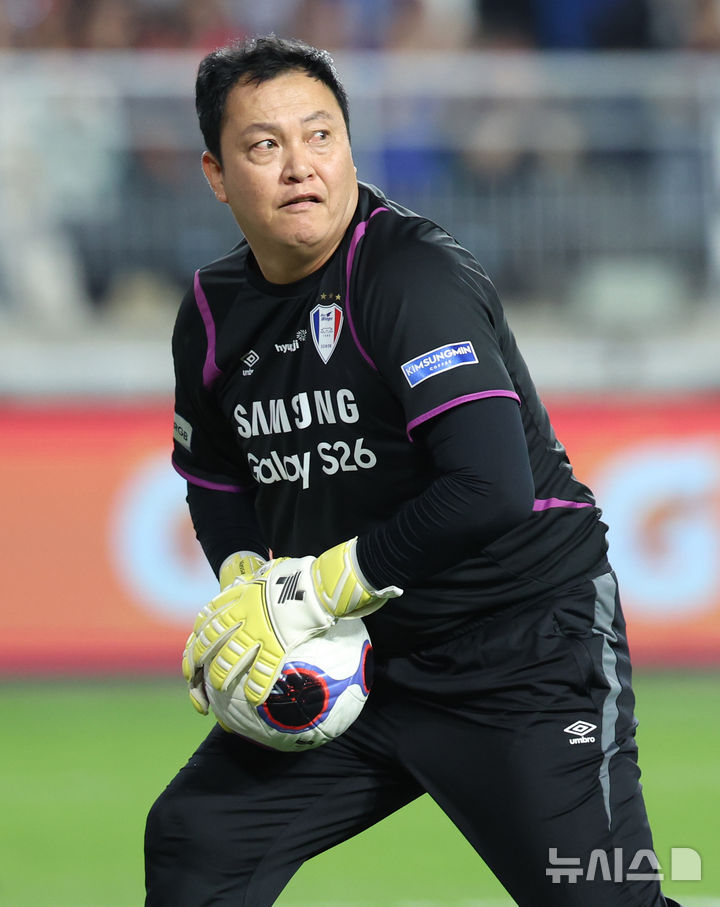 [수원=뉴시스] 조성우 기자 = 19일 경기 수원시 팔달구 수원월드컵경기장에서 열린 OGFC(더 오리지널 FC) 대 K리그2 수원삼성 레전드의 경기, 수원삼성 골키퍼 이운재가 수비하고 있다. OGFC는 축구 콘텐츠·이벤트 제작사 '슛포러브'의 기획으로 탄생한 신생 독립 구단으로, 선수들이 현역 시절 기록했던 커리어 하이 승률 73% 돌파를 목표로 한다. 2026.04.19. xconfind@newsis.com