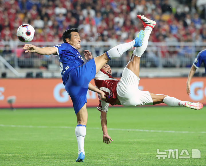 [수원=뉴시스] 조성우 기자 = 19일 경기 수원시 팔달구 수원월드컵경기장에서 열린 OGFC(더 오리지널 FC) 대 K리그2 수원삼성 레전드의 경기, OGFC 파비우 다 실바가 슛을 시도하고 있다. OGFC는 축구 콘텐츠·이벤트 제작사 '슛포러브'의 기획으로 탄생한 신생 독립 구단으로, 선수들이 현역 시절 기록했던 커리어 하이 승률 73% 돌파를 목표로 한다. 2026.04.19. xconfind@newsis.com