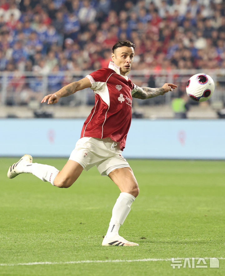 [수원=뉴시스] 조성우 기자 = 19일 경기 수원시 팔달구 수원월드컵경기장에서 열린 OGFC(더 오리지널 FC) 대 K리그2 수원삼성 레전드의 경기, OGFC 디미타르 베르바토프가 슛을 시도하고 있다. OGFC는 축구 콘텐츠·이벤트 제작사 '슛포러브'의 기획으로 탄생한 신생 독립 구단으로, 선수들이 현역 시절 기록했던 커리어 하이 승률 73% 돌파를 목표로 한다. 2026.04.19. xconfind@newsis.com