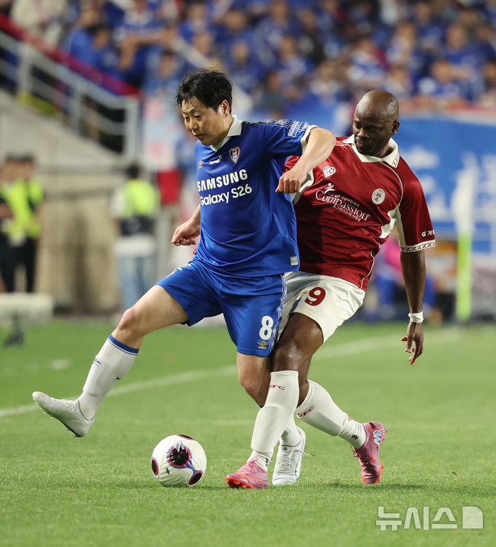 [수원=뉴시스] 조성우 기자 = 19일 경기 수원시 팔달구 수원월드컵경기장에서 열린 OGFC(더 오리지널 FC) 대 K리그2 수원삼성 레전드의 경기, 수원삼성 송종국이 OGFC 루이 사하의 공을 뺏고 있다. OGFC는 축구 콘텐츠·이벤트 제작사 '슛포러브'의 기획으로 탄생한 신생 독립 구단으로, 선수들이 현역 시절 기록했던 커리어 하이 승률 73% 돌파를 목표로 한다. 2026.04.19. xconfind@newsis.com