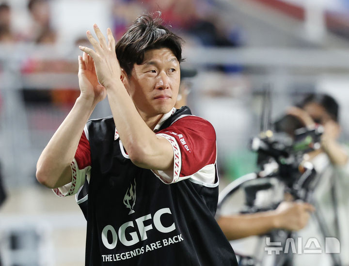 [수원=뉴시스] 조성우 기자 = 19일 경기 수원시 팔달구 수원월드컵경기장에서 열린 OGFC(더 오리지널 FC) 대 K리그2 수원삼성 레전드의 경기, OGFC 박지성이 몸을 풀러 나오며 환호하는 팬들에게 박수를 보내고 있다. OGFC는 축구 콘텐츠·이벤트 제작사 '슛포러브'의 기획으로 탄생한 신생 독립 구단으로, 선수들이 현역 시절 기록했던 커리어 하이 승률 73% 돌파를 목표로 한다. 2026.04.19. xconfind@newsis.com