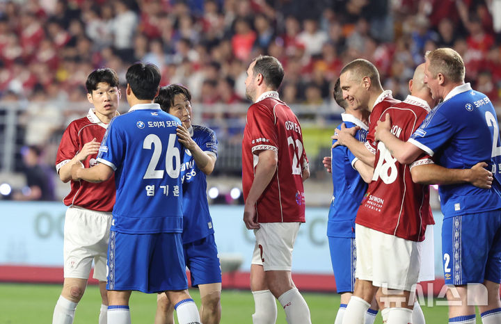 [수원=뉴시스] 조성우 기자 = 19일 경기 수원시 팔달구 수원월드컵경기장에서 열린 OGFC(더 오리지널 FC) 대 K리그2 수원삼성 레전드의 경기, OFGC 박지성이 0-1로 수원삼성에 패한 뒤 수원삼성 선수들과 인사를 나누고 있다. OGFC는 축구 콘텐츠·이벤트 제작사 '슛포러브'의 기획으로 탄생한 신생 독립 구단으로, 선수들이 현역 시절 기록했던 커리어 하이 승률 73% 돌파를 목표로 한다. 2026.04.19. xconfind@newsis.com