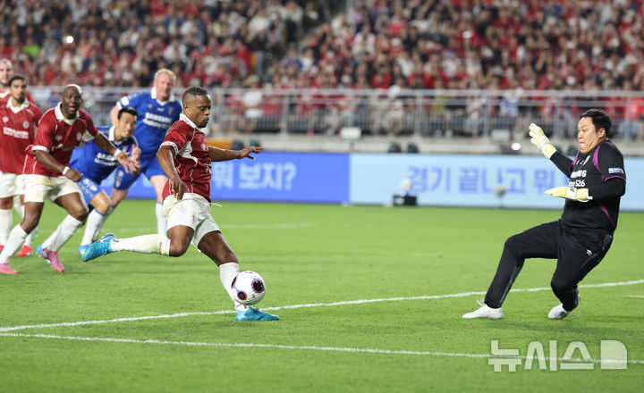 [수원=뉴시스] 조성우 기자 = 19일 경기 수원시 팔달구 수원월드컵경기장에서 열린 OGFC(더 오리지널 FC) 대 K리그2 수원삼성 레전드의 경기, OGFC 파트리스 에브라가 돌파하고 있다. OGFC는 축구 콘텐츠·이벤트 제작사 '슛포러브'의 기획으로 탄생한 신생 독립 구단으로, 선수들이 현역 시절 기록했던 커리어 하이 승률 73% 돌파를 목표로 한다. 2026.04.19. xconfind@newsis.com