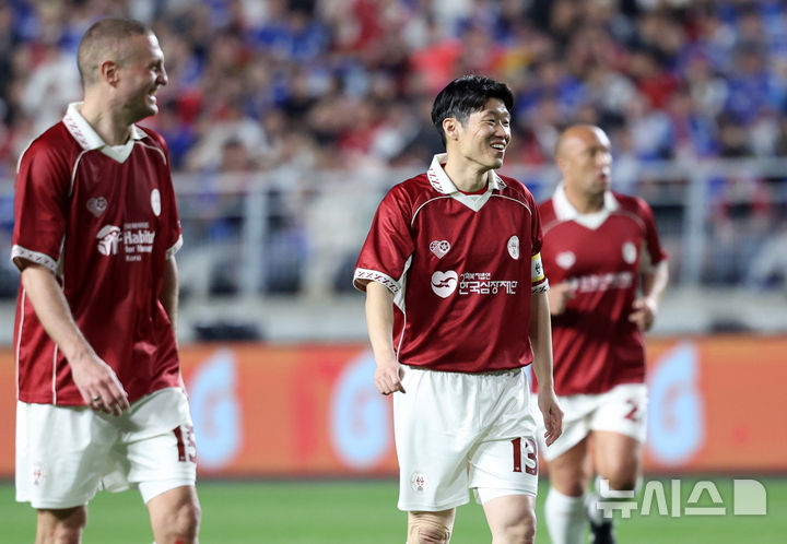 [수원=뉴시스] 조성우 기자 = 19일 경기 수원시 팔달구 수원월드컵경기장에서 열린 OGFC(더 오리지널 FC) 대 K리그2 수원삼성 레전드의 경기, OGFC 박지성이 베르바토프의 슈팅이 빗나가자 아쉬운 미소를 짓고 있다. OGFC는 축구 콘텐츠·이벤트 제작사 '슛포러브'의 기획으로 탄생한 신생 독립 구단으로, 선수들이 현역 시절 기록했던 커리어 하이 승률 73% 돌파를 목표로 한다. 2026.04.19. xconfind@newsis.com