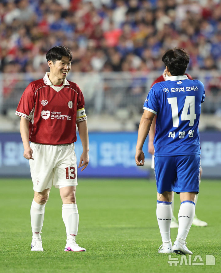 [수원=뉴시스] 조성우 기자 = 19일 경기 수원시 팔달구 수원월드컵경기장에서 열린 OGFC(더 오리지널 FC) 대 K리그2 수원삼성 레전드의 경기, OGFC 박지성이 수원삼성 서정원과 대화하고 있다. OGFC는 축구 콘텐츠·이벤트 제작사 '슛포러브'의 기획으로 탄생한 신생 독립 구단으로, 선수들이 현역 시절 기록했던 커리어 하이 승률 73% 돌파를 목표로 한다. 2026.04.19. xconfind@newsis.com