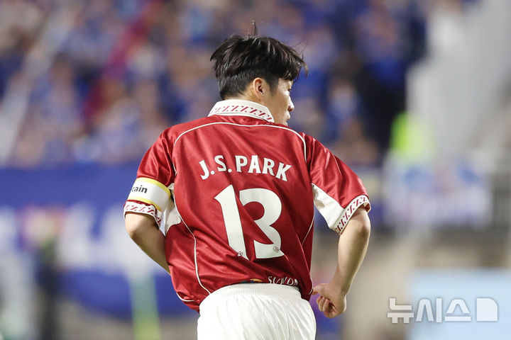 [수원=뉴시스] 조성우 기자 = 19일 경기 수원시 팔달구 수원월드컵경기장에서 열린 OGFC(더 오리지널 FC) 대 K리그2 수원삼성 레전드의 경기, OGFC 박지성이 교체 출전해 경기를 뛰고 있다. OGFC는 축구 콘텐츠·이벤트 제작사 '슛포러브'의 기획으로 탄생한 신생 독립 구단으로, 선수들이 현역 시절 기록했던 커리어 하이 승률 73% 돌파를 목표로 한다. 2026.04.19. xconfind@newsis.com