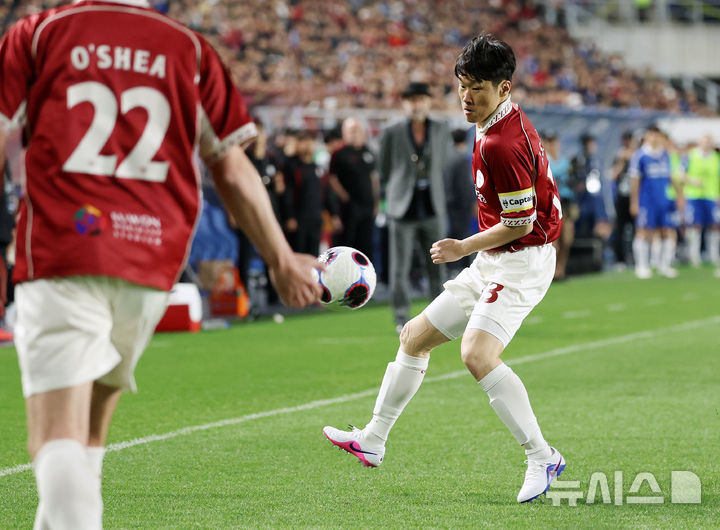 [수원=뉴시스] 조성우 기자 = 19일 경기 수원시 팔달구 수원월드컵경기장에서 열린 OGFC(더 오리지널 FC) 대 K리그2 수원삼성 레전드의 경기, OGFC 박지성이 교체 출전해 경기를 뛰고 있다. OGFC는 축구 콘텐츠·이벤트 제작사 '슛포러브'의 기획으로 탄생한 신생 독립 구단으로, 선수들이 현역 시절 기록했던 커리어 하이 승률 73% 돌파를 목표로 한다. 2026.04.19. xconfind@newsis.com