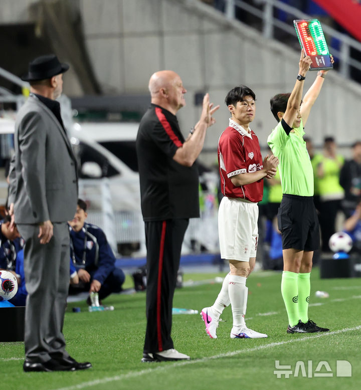 [수원=뉴시스] 조성우 기자 = 19일 경기 수원시 팔달구 수원월드컵경기장에서 열린 OGFC(더 오리지널 FC) 대 K리그2 수원삼성 레전드의 경기, OGFC 박지성이 교체 출전 준비를 하고 있다. OGFC는 축구 콘텐츠·이벤트 제작사 '슛포러브'의 기획으로 탄생한 신생 독립 구단으로, 선수들이 현역 시절 기록했던 커리어 하이 승률 73% 돌파를 목표로 한다. 2026.04.19. xconfind@newsis.com