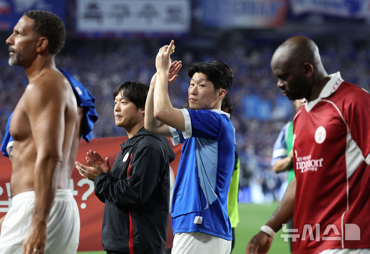 [수원=뉴시스] 조성우 기자 = 19일 경기 수원시 팔달구 수원월드컵경기장에서 열린 OGFC(더 오리지널 FC) 대 K리그2 수원삼성 레전드의 경기, OGFC 박지성 등 선수들이 수원삼성에 0-1로 패한 뒤 그라운드를 돌며 팬들에게 인사하고 있다.OGFC는 축구 콘텐츠·이벤트 제작사 '슛포러브'의 기획으로 탄생한 신생 독립 구단으로, 선수들이 현역 시절 기록했던 커리어 하이 승률 73% 돌파를 목표로 한다. 2026.04.19. xconfind@newsis.com