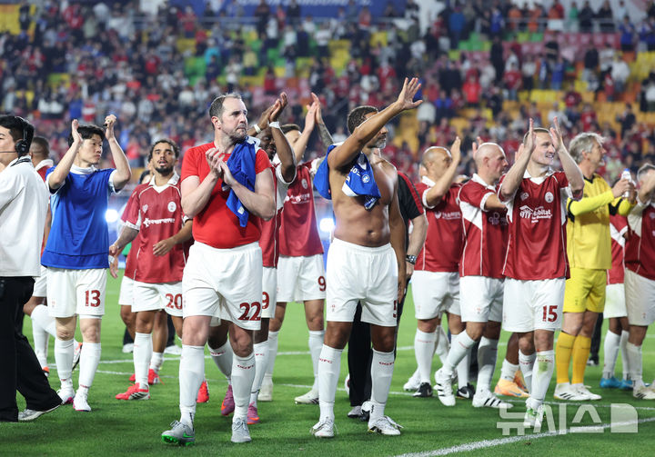 [수원=뉴시스] 조성우 기자 = 19일 경기 수원시 팔달구 수원월드컵경기장에서 열린 OGFC(더 오리지널 FC) 대 K리그2 수원삼성 레전드의 경기, OGFC 박지성 등 선수들이 수원삼성에 0-1로 패한 뒤 그라운드를 돌며 팬들에게 인사하고 있다. OGFC는 축구 콘텐츠·이벤트 제작사 '슛포러브'의 기획으로 탄생한 신생 독립 구단으로, 선수들이 현역 시절 기록했던 커리어 하이 승률 73% 돌파를 목표로 한다. 2026.04.19. xconfind@newsis.com