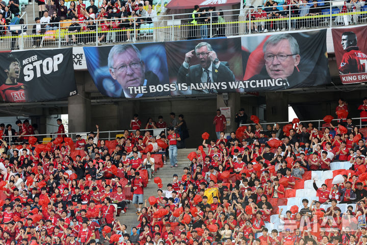 [수원=뉴시스] 조성우 기자 = 19일 경기 수원시 팔달구 수원월드컵경기장에서 열린 OGFC(더 오리지널 FC) 대 K리그2 수원삼성 레전드의 경기, OGFC 팬들이 응원전을 펼치고 있다. OGFC는 축구 콘텐츠·이벤트 제작사 '슛포러브'의 기획으로 탄생한 신생 독립 구단으로, 선수들이 현역 시절 기록했던 커리어 하이 승률 73% 돌파를 목표로 한다. 2026.04.19. xconfind@newsis.com