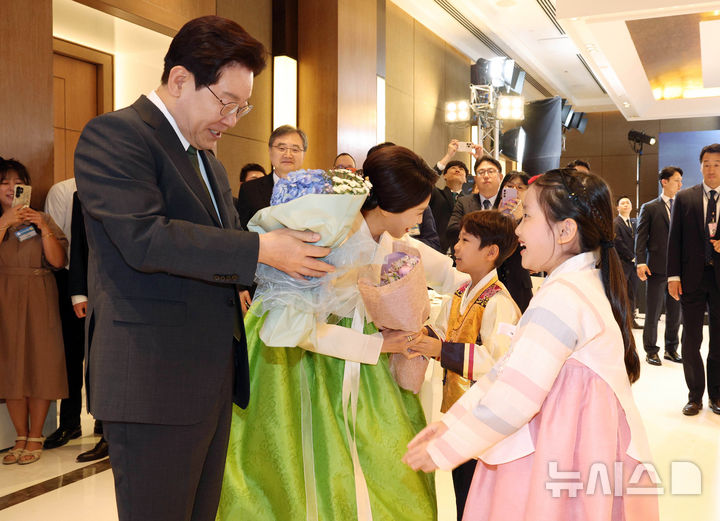 [뉴델리=뉴시스] 고범준 기자 = 인도를 국빈 방문 중인 이재명 대통령과 김혜경 여사가 19일(현지 시간) 뉴델리 한 호텔에서 열린 동포 만찬 간담회에서 화동에게 꽃다발을 받고 있다. 2026.04.19. bjko@newsis.com