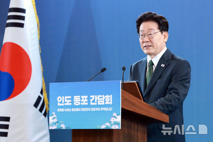 [뉴델리=뉴시스] 고범준 기자 = 인도를 국빈 방문 중인 이재명 대통령이 19일(현지 시간) 뉴델리 한 호텔에서 열린 동포 만찬 간담회에서 인사말을 하고 있다. 2026.04.19. bjko@newsis.com