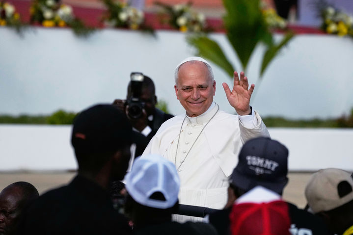 [무시마=AP/뉴시스] 레오 14세 교황이 19일(현지 시간) 앙골라 무시마의 성모 마리아 순례지 '마마 무시마' 성소 앞 광장에 도착해 손을 흔들고 있다. 2026.04.20.