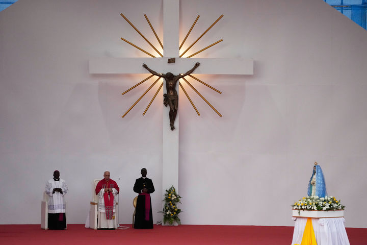 [무시마=AP/뉴시스] 레오 14세 교황이 19일(현지 시간) 앙골라 무시마의 성모 마리아 순례지 '마마 무시마' 성소 앞에서 묵주 기도를 집전하고 있다. 2026.04.20.