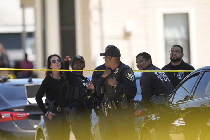 [슈리브포트=AP/뉴시스] 19일(현지 시간) 미 루이지애나주 슈리브포트에서 총격이 발생해 경찰이 현장에 모여 있다. 현지 경찰은 이날 새벽 6시경 '가정 불화'에 따른 총격으로 1~14세 어린이 8명이 사망했다고 밝혔다. 23일에도 루이지애나 배턴루지 시내 푸드코트에서 총격사건으로 10명이 부상을 당했다. 2026. 04. 24. 