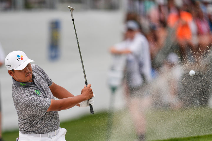 [힐턴헤드아일랜드=AP/뉴시스] 김시우가 19일(현지 시간) 미 사우스캐롤라이나주 힐턴헤드아일랜드 하버타운 골프링크스에서 열린 미국프로골프(PGA) 투어 RBC 헤리티지 최종 라운드 16번 홀 벙커에서 샷하고 있다. 김시우는 최종 합계 16언더파 268타 단독 3위로 대회를 마쳤다. 2026.04.20.