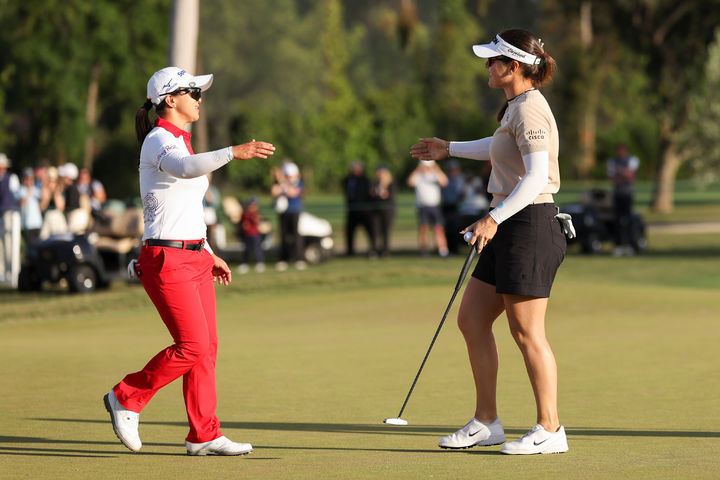 [로스앤젤레스=AP/뉴시스] 김세영(왼쪽)이 19일(현지 시간) 미 캘리포니아주 로스앤젤레스 엘 카바예로 컨트리클럽에서 열린 미국여자프로골프(LPGA) 투어 JM 이글 LA 챔피언십 연장전에서 승리한 해나 그린(호주)을 축하하고 있다. 그린은 최종 합계 17언더파 271타로 김세영, 임진희와 동타를 이뤄 연장 끝에 우승하며 시즌 2승째를 올렸다. 2026.04.20.