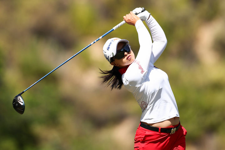 [로스앤젤레스=AP/뉴시스] 김세영이 19일(현지 시간) 미 캘리포니아주 로스앤젤레스 엘 카바예로 컨트리클럽에서 열린 미국여자프로골프(LPGA) 투어 JM 이글 LA 챔피언십 최종 라운드 5번 홀에서 티샷하고 있다. 김세영은 최종 합계 17언더파 271타로 해나 그린(호주), 임진희와 동타를 이뤄 연장 끝에 그린에게 우승을 내주며 공동 2위로 대회를 마쳤다. 2026.04.20.
