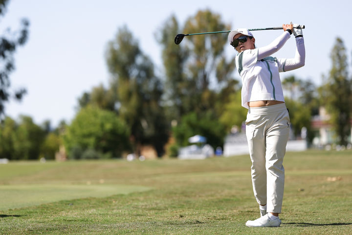 [로스앤젤레스=AP/뉴시스] 임진희가 19일(현지 시간) 미 캘리포니아주 로스앤젤레스 엘 카바예로 컨트리클럽에서 열린 미국여자프로골프(LPGA) 투어 JM 이글 LA 챔피언십 최종 라운드 10번 홀 러프에서 샷하고 있다. 임진희는 최종 합계 17언더파 271타로 김세영, 해나 그린(호주)과 동타를 이뤄 연장 끝에 그린에게 우승을 내주며 공동 2위로 대회를 마쳤다. 2026.04.20.