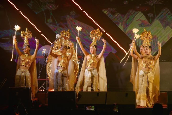[진주=뉴시스]태국 치앙마이 예술단, '꽃과 축제의 땅, 치앙마이, 경남' 공연.(사진=경남문화예술회관 공연).2026.04.20.photo@newsis.com *재판매 및 DB 금지