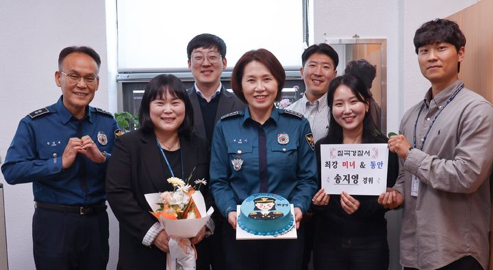 [칠곡=뉴시스] 김재미 서장이 송지영 경위를 축하하고 있다. (사진=칠곡경찰서 제공) 2026.04.20 photo@newsis.com *재판매 및 DB 금지