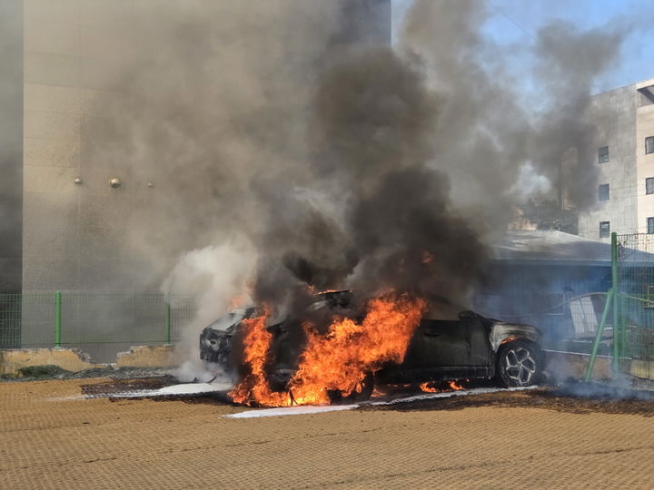 [아산=뉴시스] 지난 19일 오후 4시33분께 충남 아산시 권곡동 야외주차장에 주차돼 있던 차량에서 불이 나 불길이 거세지고 있다. (사진=아산소방서 제공) 2026.04.20. photo@newsis.com *재판매 및 DB 금지