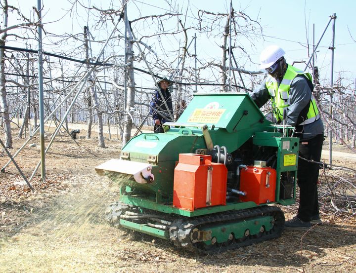 [안동=뉴시스] 영농부산물 파쇄 장면. (사진=경북도 제공) 2026.04.20. photo@newsis.com *재판매 및 DB 금지