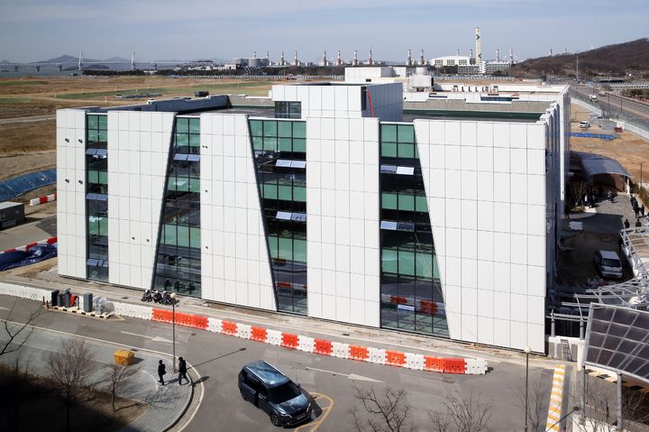 [인천=뉴시스] 인천 청라국제도시 로봇랜드에 개소한 커넥티드카 소재·부품 인증평가센터. 이곳에서 글로벌 규제 대응 자동차 사이버보안 인증평가 지원사업이 추진될 예정이다. (사진=인천경제청 제공) 2026.04.20. photo@newsis.com *재판매 및 DB 금지