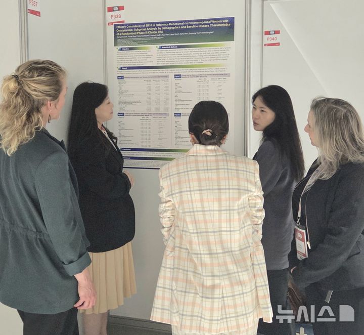 [서울=뉴시스] 삼성바이오에피스 관계자가 유럽 학회에 참가해 골다공증 치료제 '오보덴스'의 임상 3상 후속 연구 결과를 설명하고 있다. (사진=삼성바이오에피스 제공) 2026.04.20. photo@newsis.com