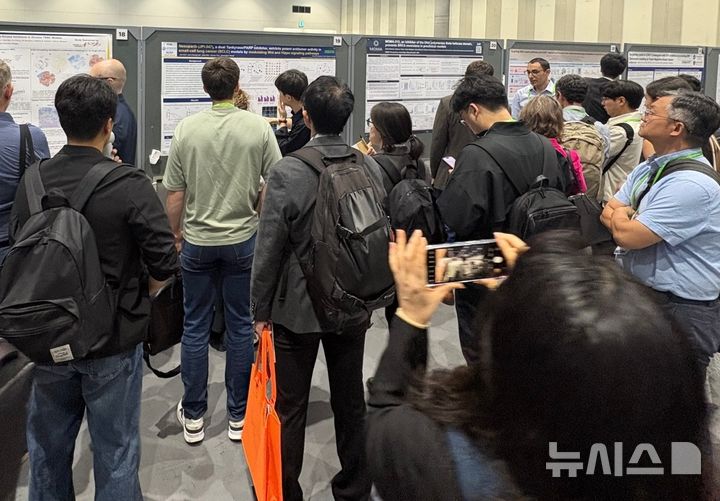 [서울=뉴시스] 온코닉테라퓨틱스가 지난 19일(현지 시간) 미국 샌디에이고에서 열린 '2026미국암연구학회(AACR 2026)'에서 난치성 암종인 소세포폐암 치료를 겨냥한 항암신약 후보 '네수파립(Nesuparib)'의 비임상 연구 결과를 발표했다. (사진=온코닉테라퓨틱스 제공) 2026.04.20. photo@newsis.com