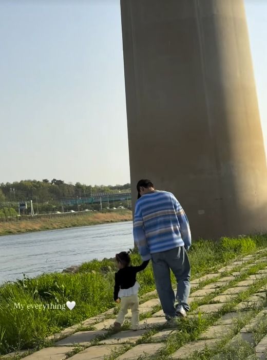 [서울=뉴시스] 둘째를 임신 중인 배우 이다인이 남편인 가수 겸 배우 이승기와 첫째 딸의 일상을 공개했다. (사진=이다인 인스타그램 캡처) 2026.04.20. photo@newsis.com *재판매 및 DB 금지
