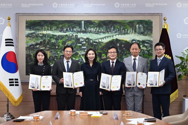 [서울=뉴시스] 입법·법률고문 위촉식 행사. (사진=서울시의회 제공) 2026.04.17. *재판매 및 DB 금지