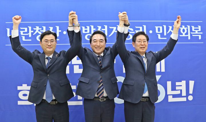 [천안=뉴시스] (왼쪽부터) 이정문 더불어민주당 충남도당위원장, 박수현 충남도지사 후보, 양승조 경선 후보가 19일 도당에서 만나 다가올 지방선거에서 힘을 합치기로 했다. (사진=박수현 캠프 제공) 2026.04.20 photo@newsis.com *재판매 및 DB 금지