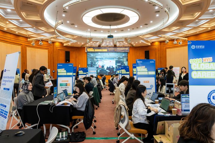 [서울=뉴시스] 3월 31일 한양대 백남학술정보관에서 외국인 유학생 취업박람회 '2026 글로벌 커리어 페어'가 진행되고 있다. (사진=한양대 제공) 2026.04.20. photo@newsis.com *재판매 및 DB 금지