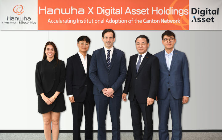 한화투자증권 장병호 대표(오른쪽 두 번째)와 디지털에셋(Digital Asset Holdings LLC) 유발 루즈(Yuval Rooz) CEO(오른쪽 세 번째) 등 양사 관계자들이 MOU 체결 후 기념 촬영을 하고 있다.(사진=한화투자증권 제공) *재판매 및 DB 금지